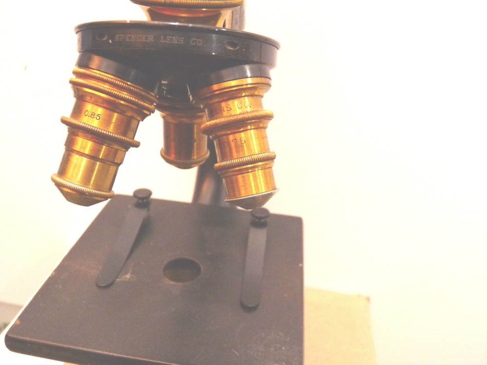 BAUSCH & LOMB MICROSCOPE WITH LENSES 7-878