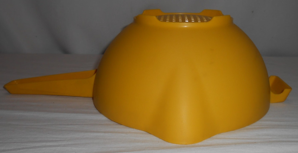 Vintage Tupperware 1523 2 Qt. Colander Strainer NICE