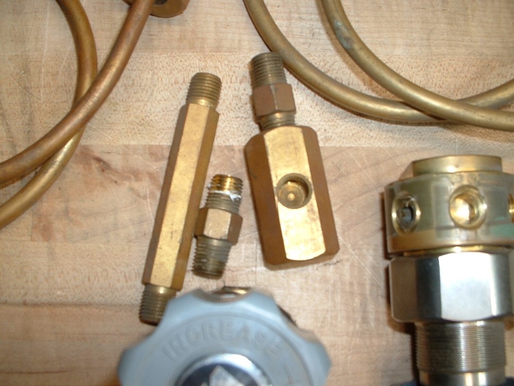 MATHESON Regulators, gauges, and connecting tubing bundle