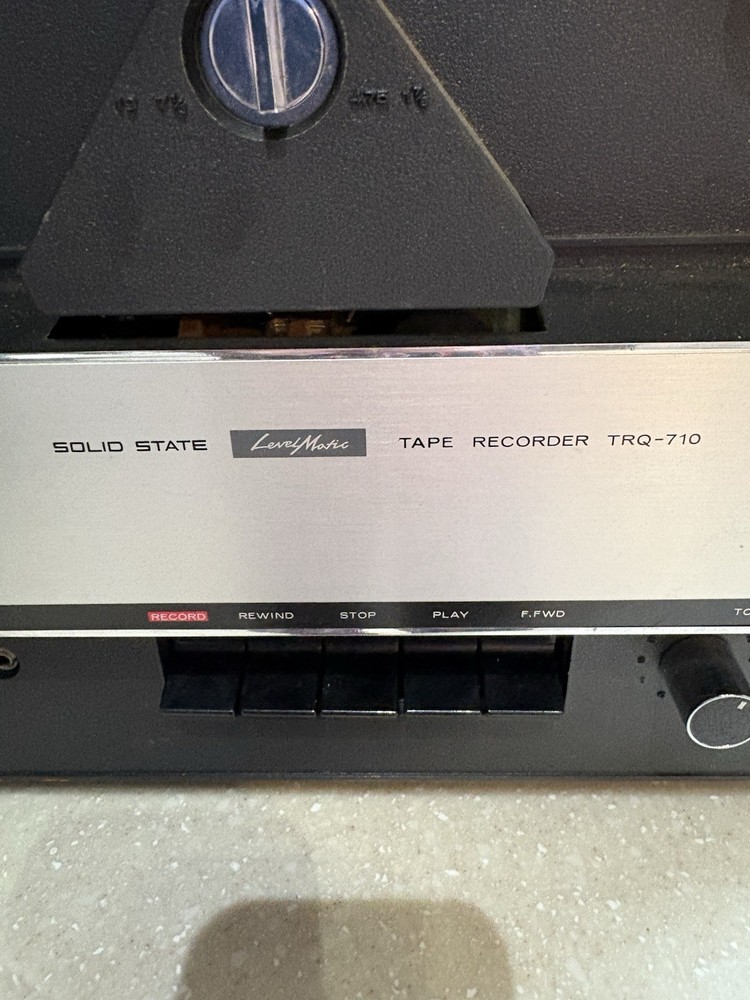 hitachi tape recorder TRQ 710 Powers Up With Microphone Please Read Description