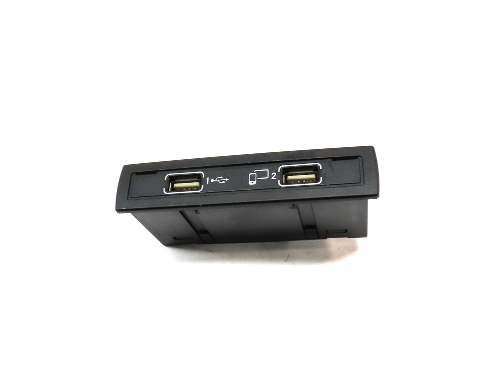 2016 MERCEDES GLA250 (X156) USB PLUG IN PANEL