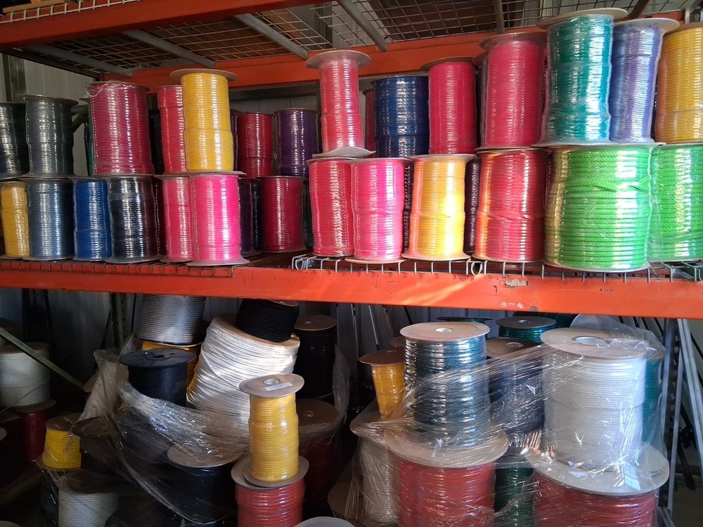 8mm x 500 ft. 16 Strand Hollow Braid Polyethylene Rope. Fuchsia. Premium