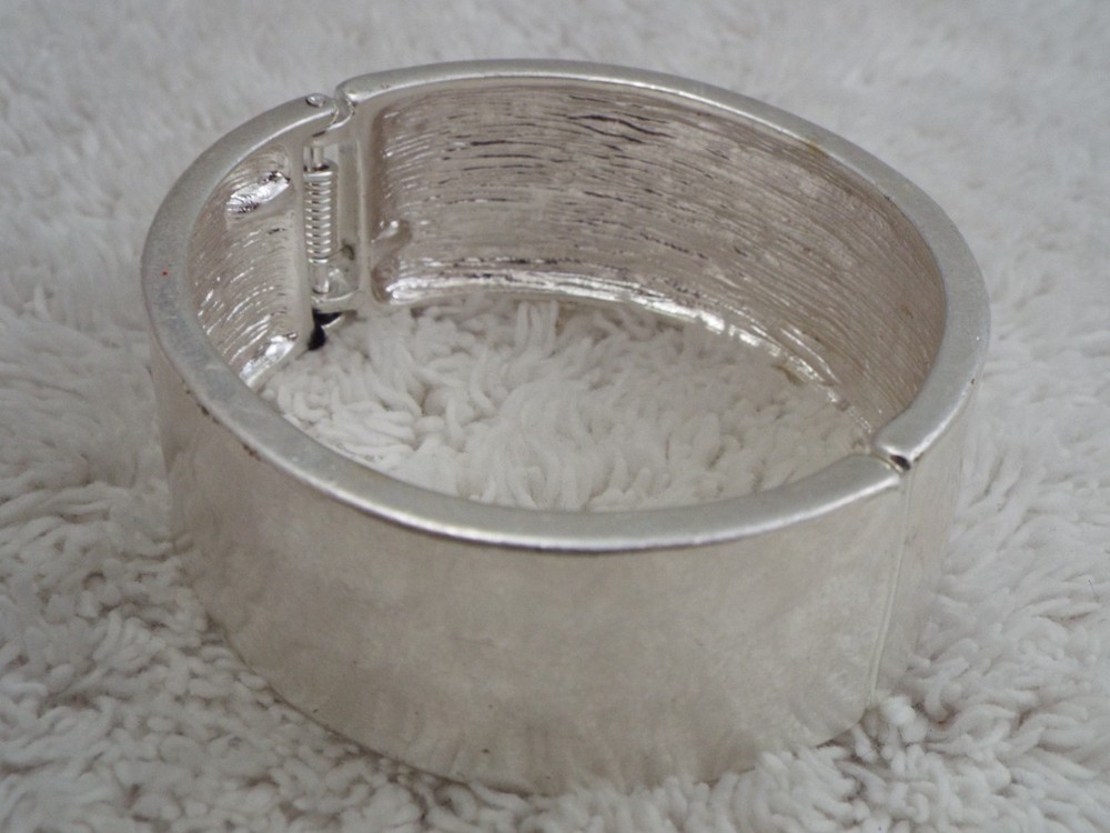Hammered Silvertone Hinged Bracelet (J48)