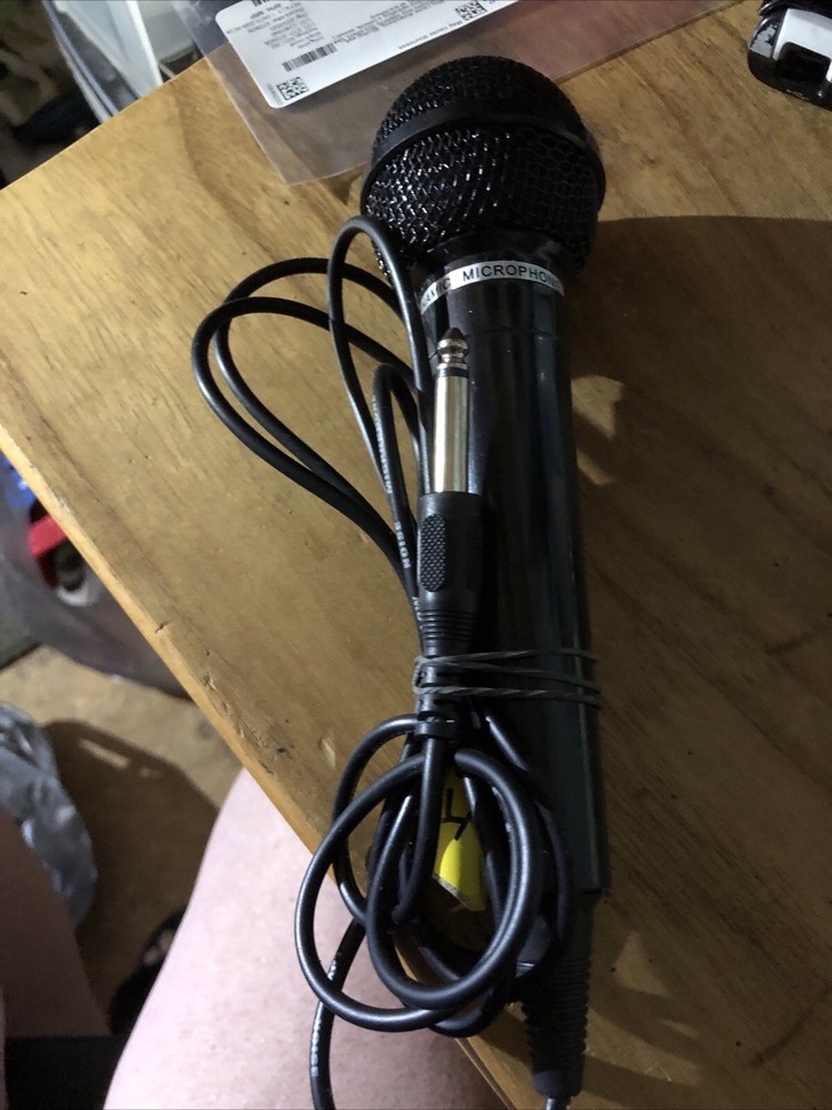 Dynamic karaoke microphone used￼
