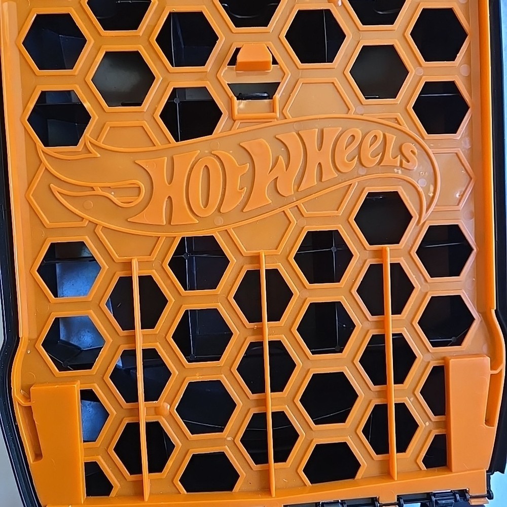 Hot Wheels 100-Car Rolling Storage Case With Retractable Handle. Fantastic Shape