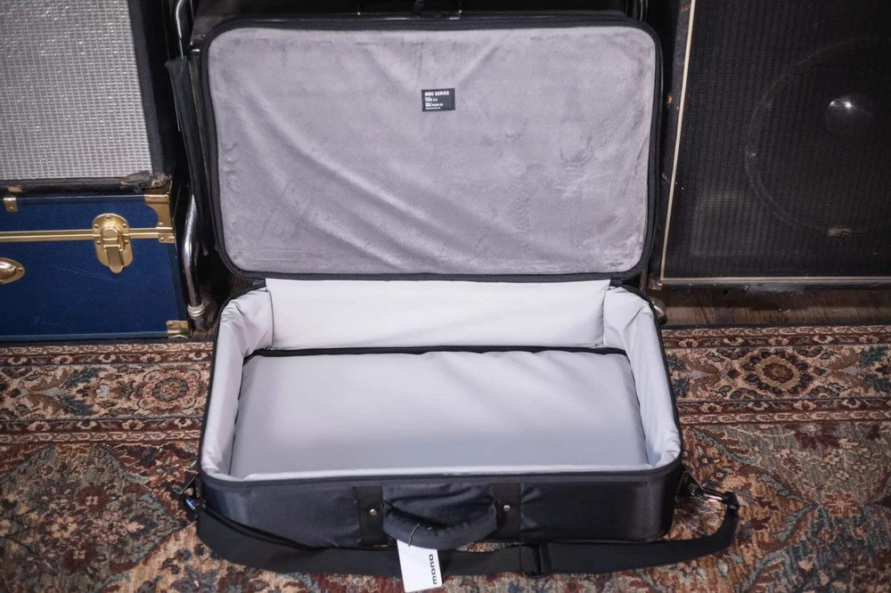 MONO Pedalboard Medium Silver + Tour Accessory Case 2.0 Black