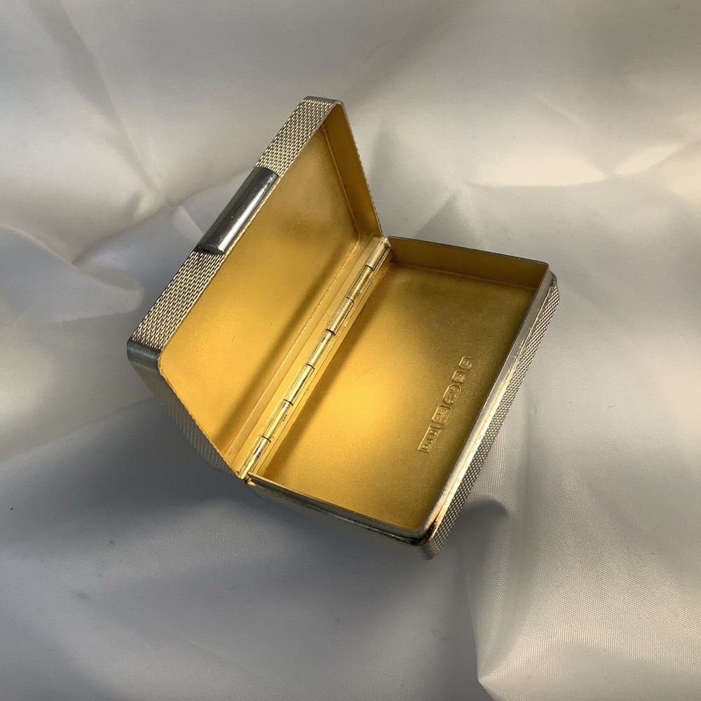 SNUFF /PILL/TRINKET BOX ‘PETER JOHN DOHERTY’ HM SILVER 83g ENGINE TURNED 2004.