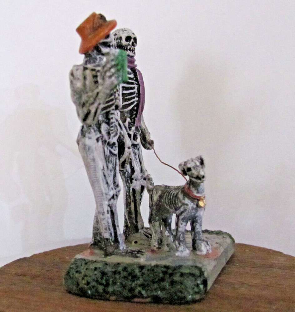 Lemax Spooky Town Figurine - Moonlight Stroll #82571