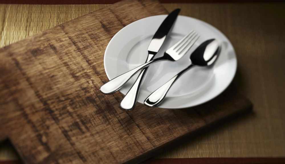 Oneida H003020A Voss 20 Piece Everyday Flatware Set, 3.35 LB, Metallic