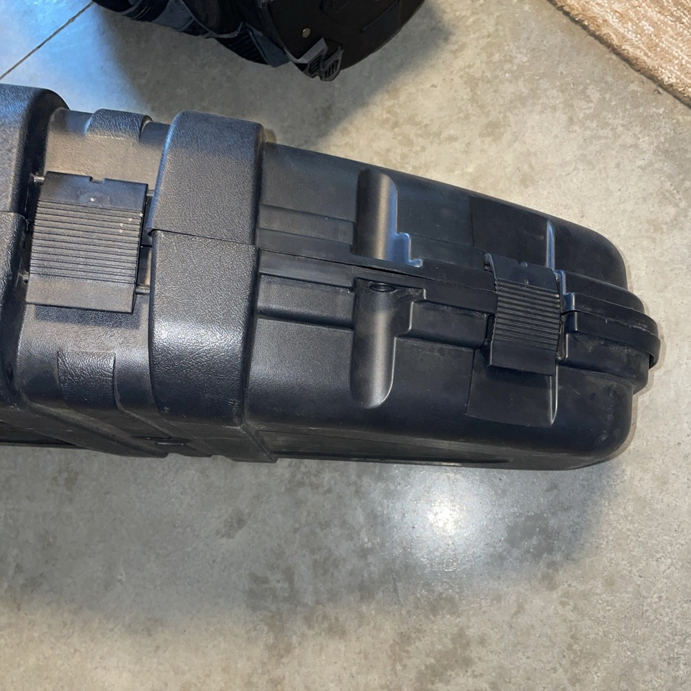 Plano Protector Series 49” Black Bow Case - Mod.#￼1111 (Read missing 1 Latch)￼￼
