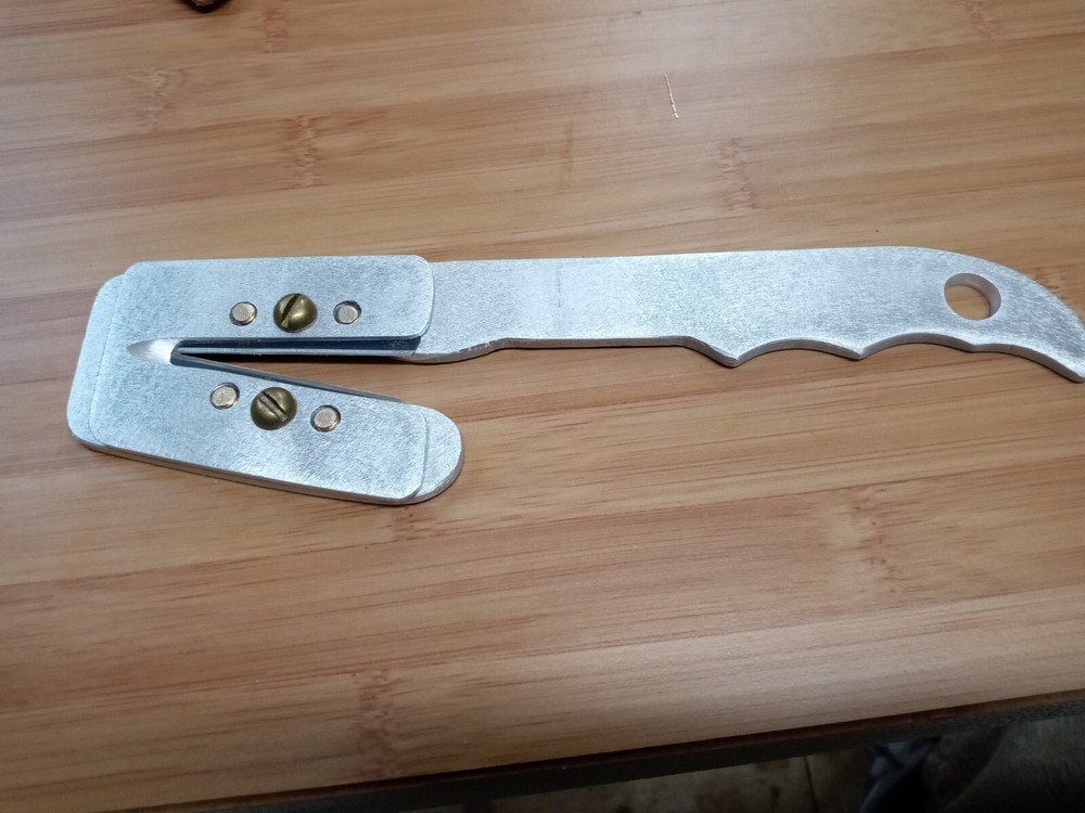 Ear Tag Removal Tool with Right Hand Sheath