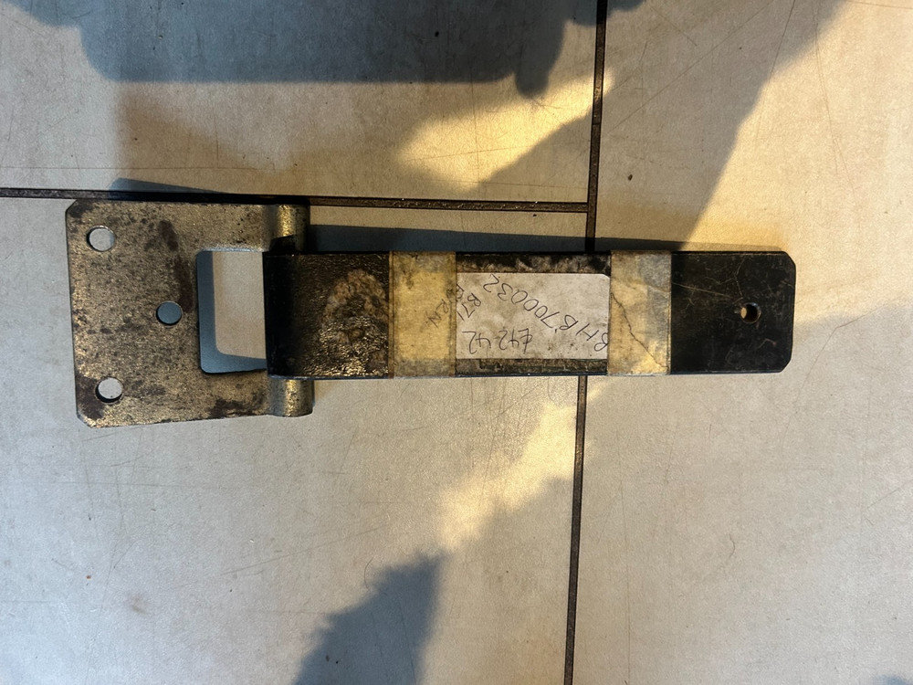 BHB700032 - Upper Tailgate Hinge for D1 and D2 - Top Hinge for 300Tdi & Td5