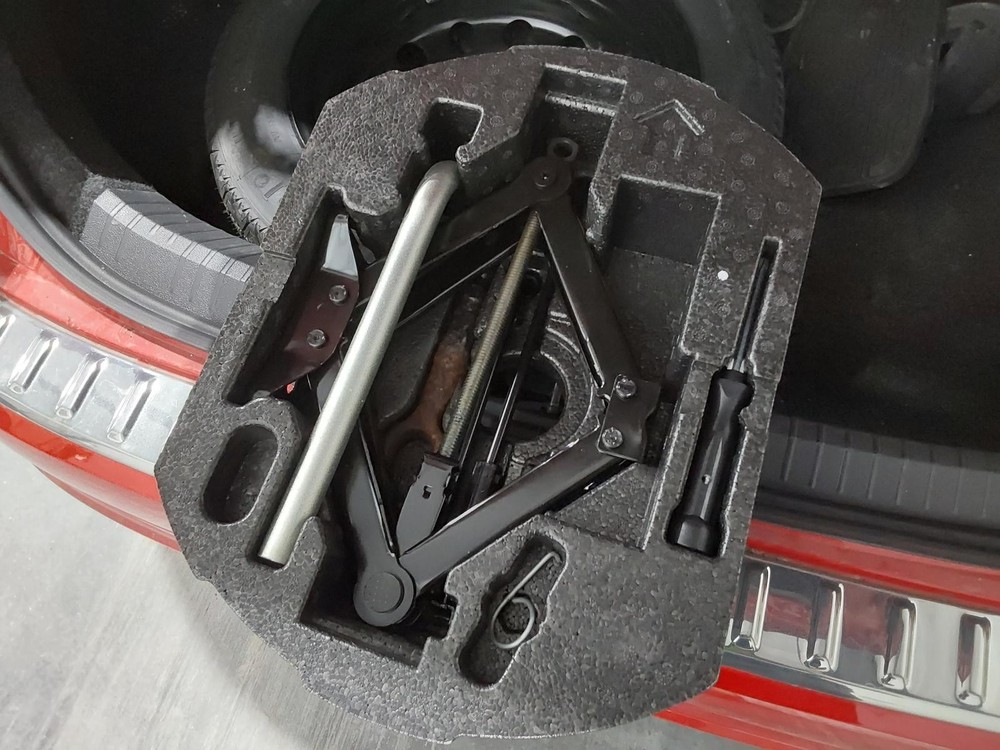 Used Floor Jack fits: 2019 Volkswagen Jetta  Grade A