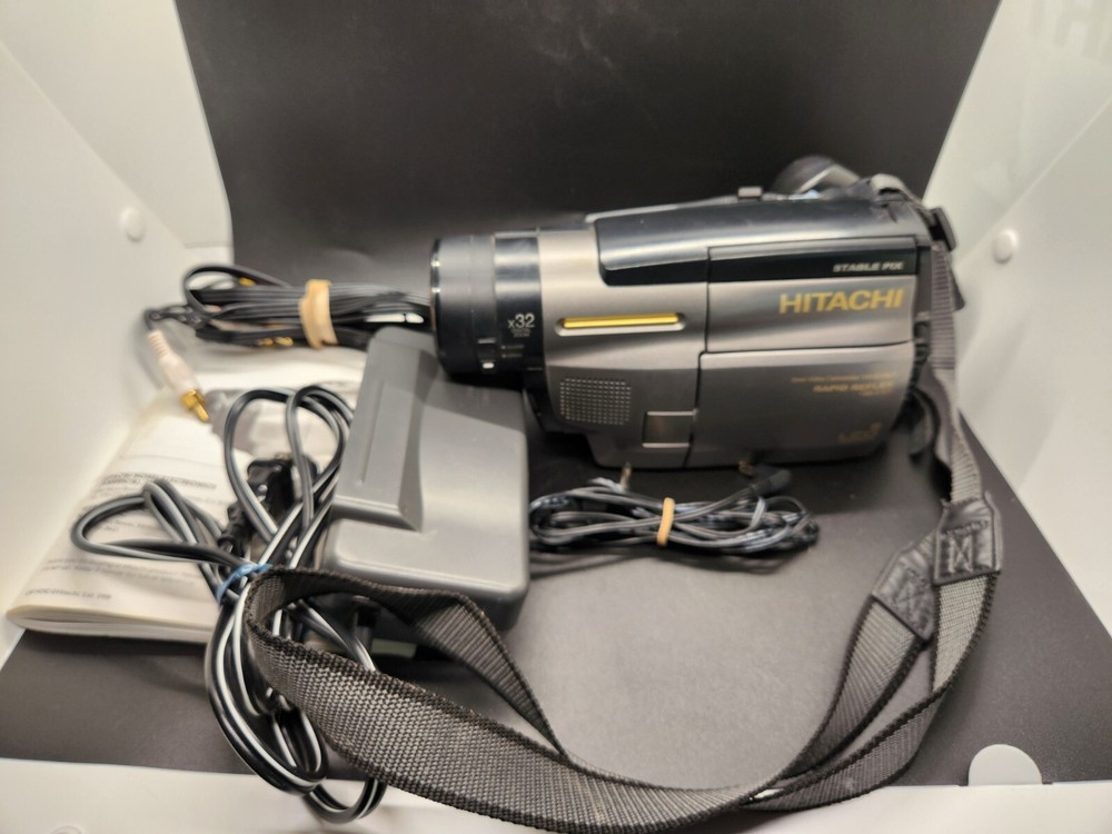 Hitachi Rapid Reflex Stable Pix 32x Zoom VM-545LA Handheld Camcorder Bundle