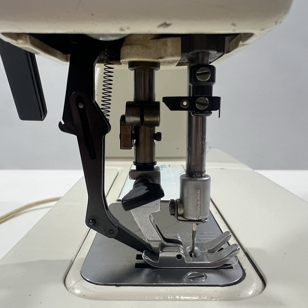 Pfaff 1222E Sewing Machine With Pedal
