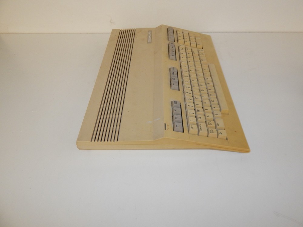 ^^ COMMODORE 128 VINTAGE PERSONAL COMPUTER IN BOX (WMN24)