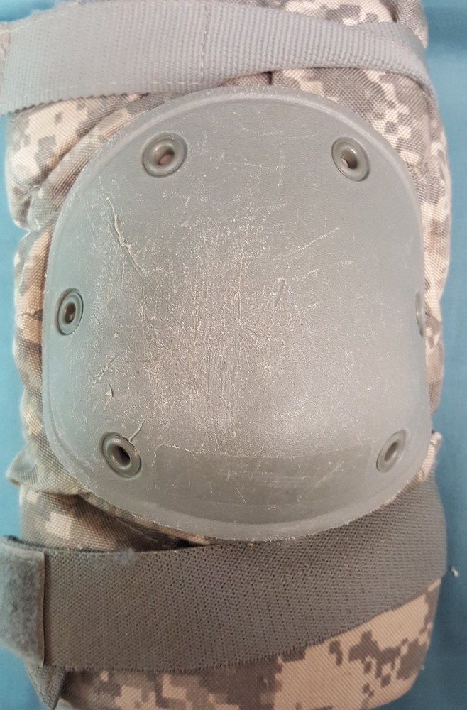 ONE PAIR USGI ACU Digital Camo Medium Knee Pads Poor Condition