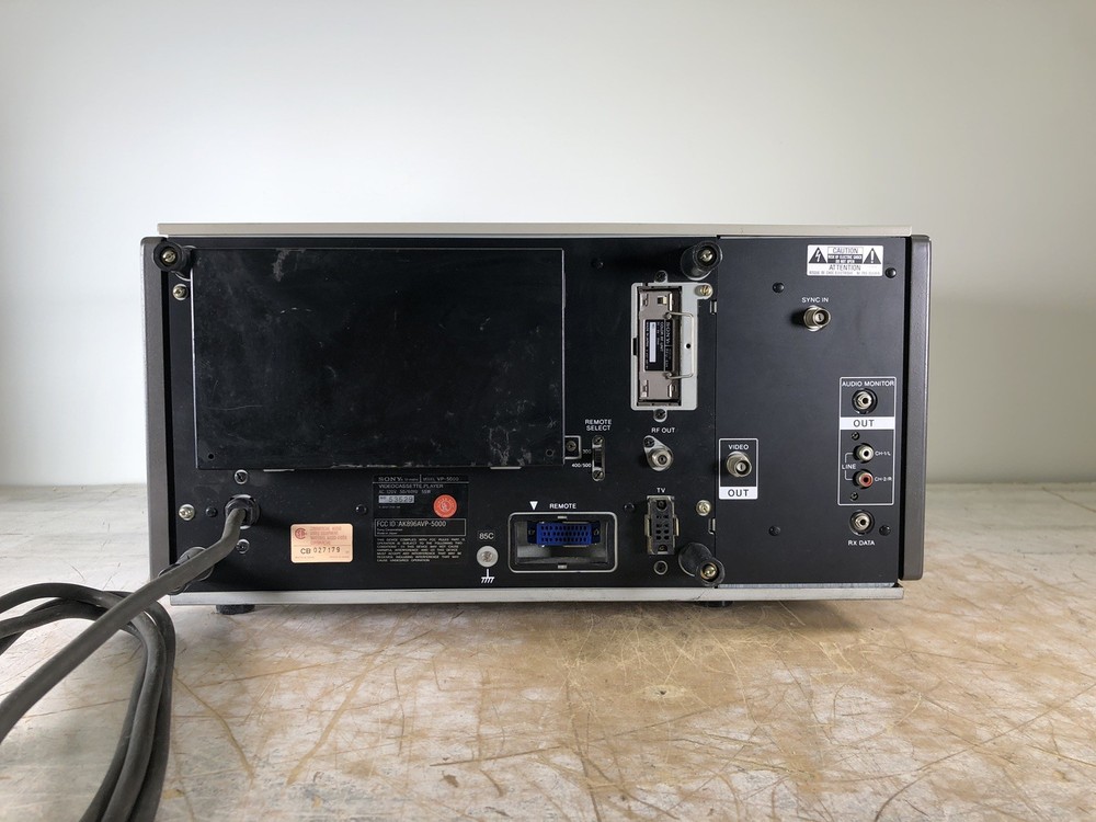 SONY VP-5000 3/4" U-MATIC VIDEO CASSETTE PLAYER - (POWER TESTED)