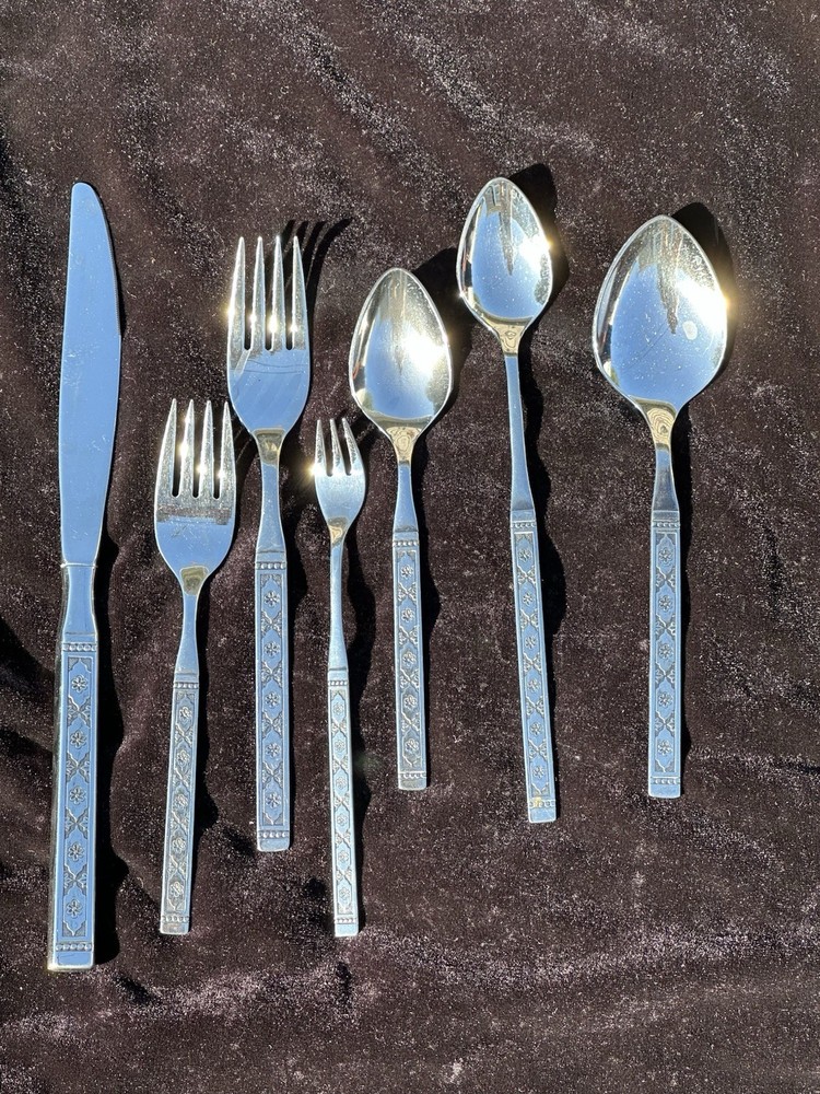 Fabulous MCM Mid Century Oneida Distinction Lisbon Pattern 13/5pc Pl S Flatware