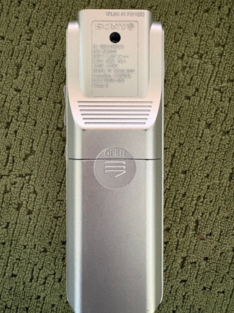 Sony Handheld Recorder ICD-BX800 with instructions; excellent; compact 4"
