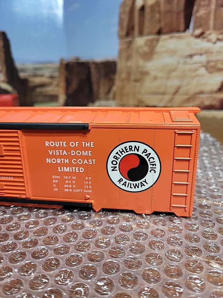 Williams O Gauge Burlington And NP Plastic Shells