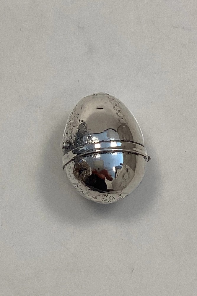Antique Egg-shaped Pillbox / Snuffbox in silver