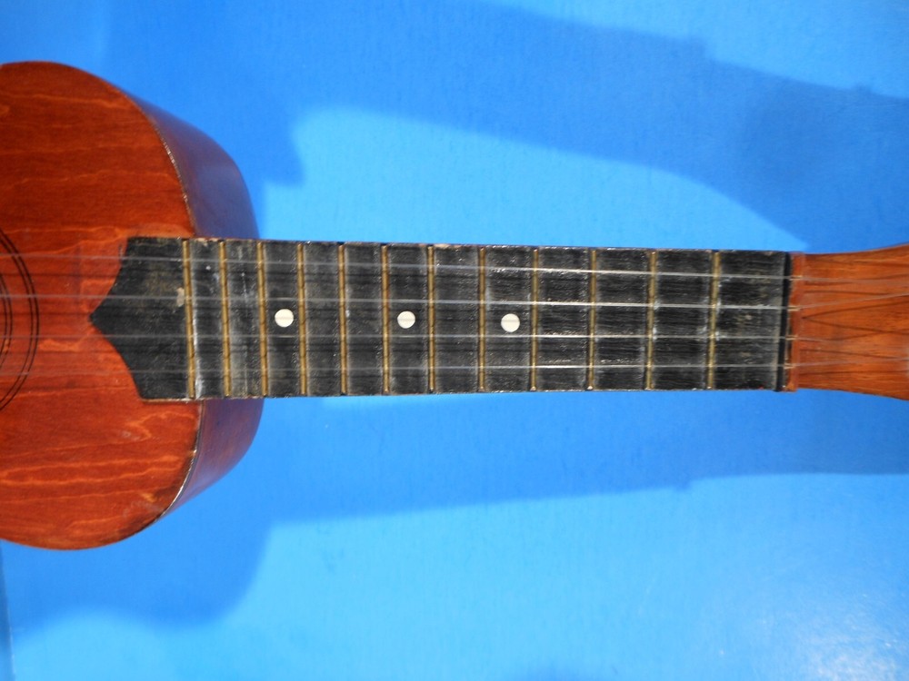 THE HAWAIIAN UKULELE SOPRANO NICE CONDITION!