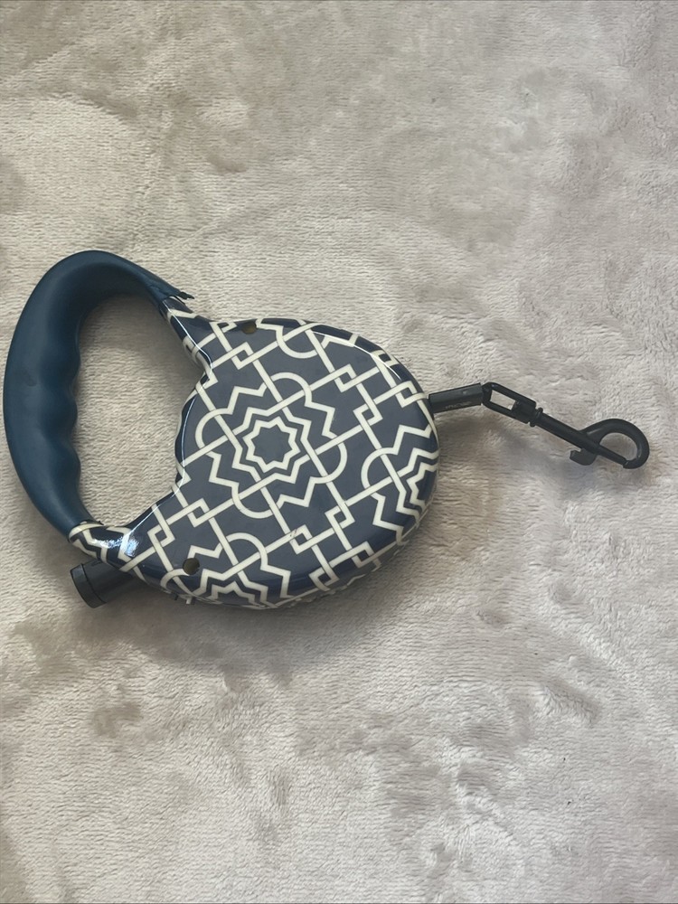 dog leash retractable  blue and white geometric pattern with a trigger