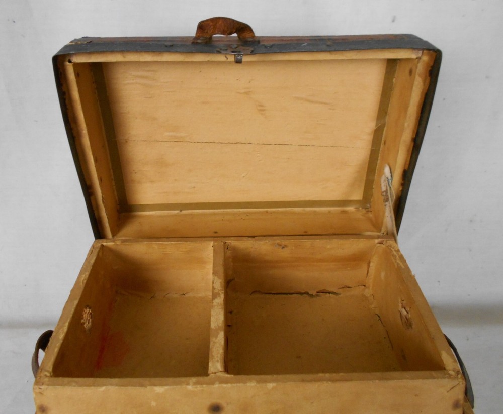 ANTIQUE VICTORIAN CHILD'S DOLL TRUNK