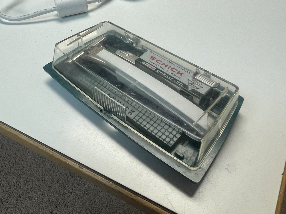 Schick injector Razor w/ Case & Refill