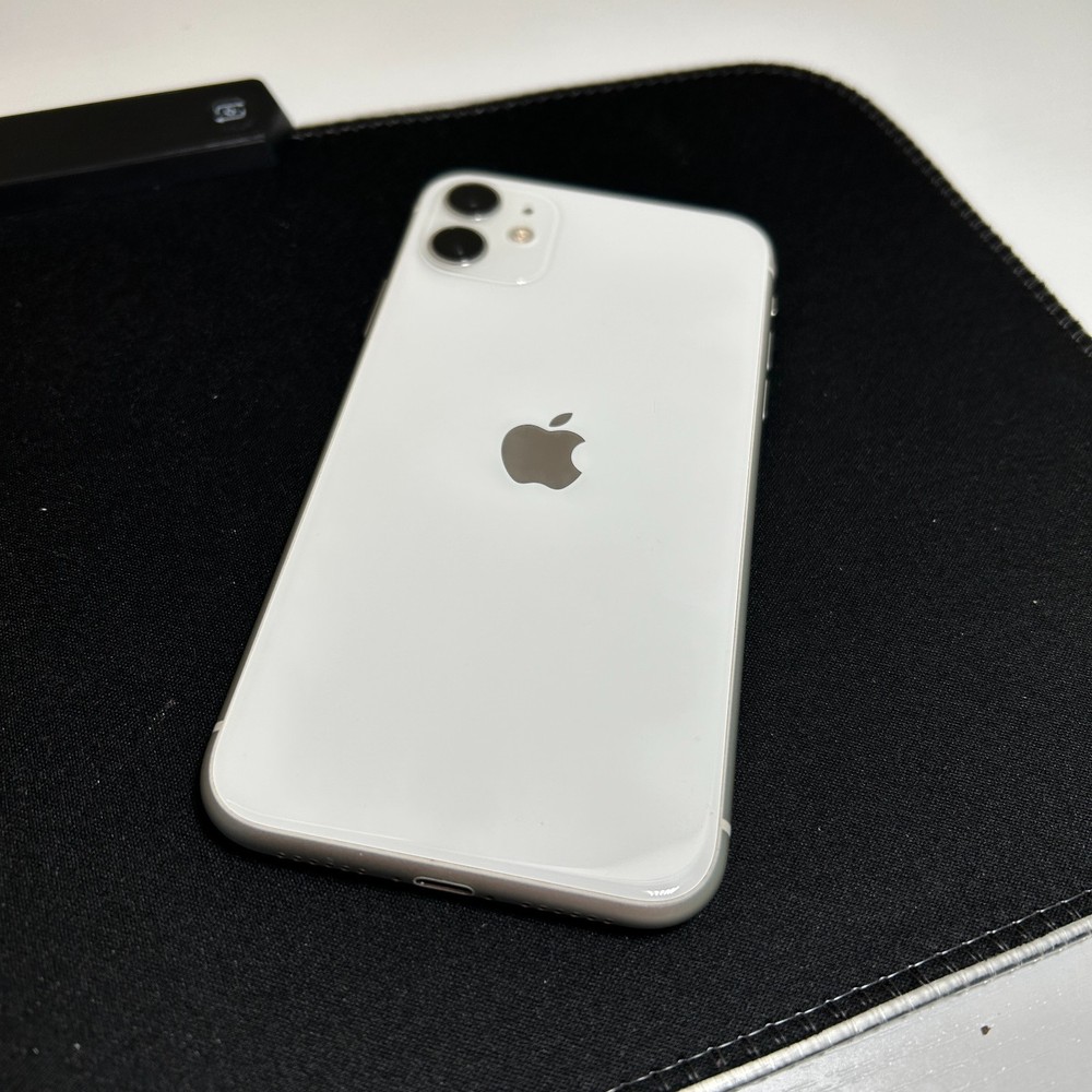 Apple iPhone 11 - 64 GB - White Unlocked READ DESCRIPTION