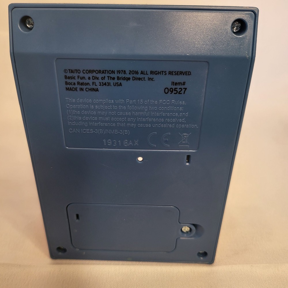 MINIATURE SPACE INVADERS Classic Atari Arcade Console 09527 Taito