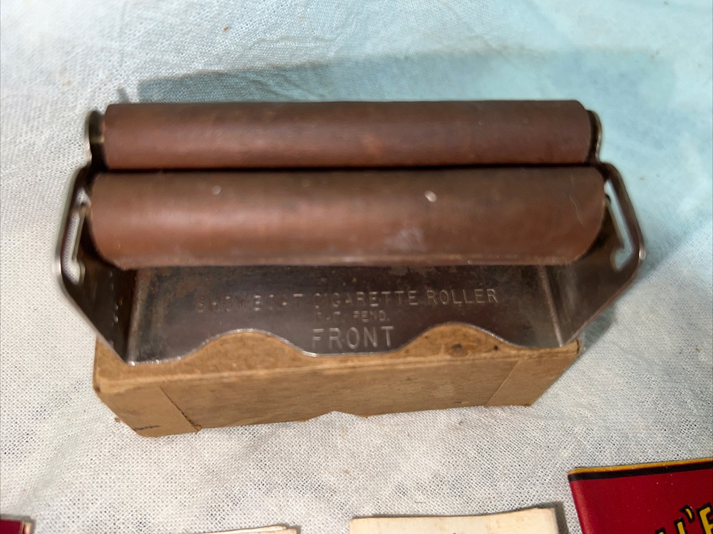 VINTAGE SHOWBOAT CIGARETTE ROLLER /BOX/PAPERS