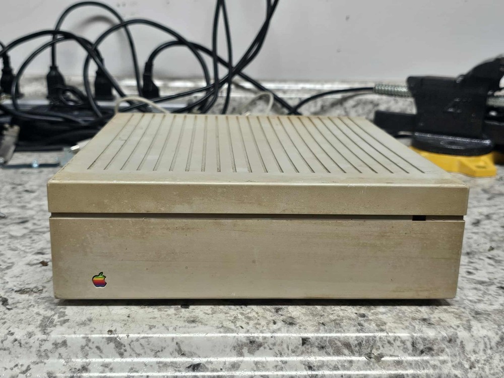 Vintage Apple 20SC External Hard Drive For Macintosh Computer Powers Up M2604
