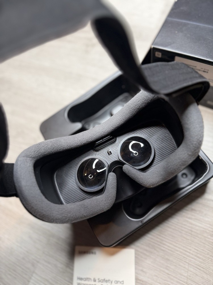 Samsung Gear VR SM-R325 With Controller