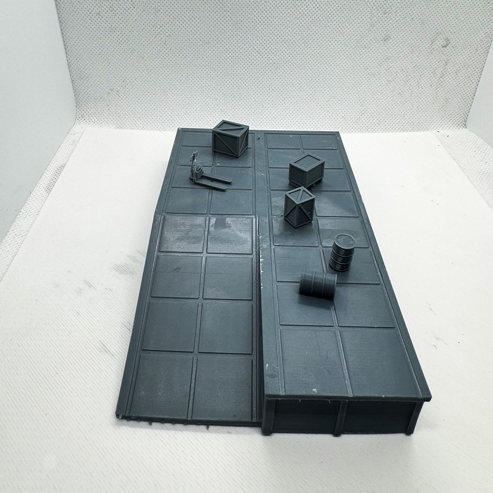 LaoYao 1/64 Wide Railway Platform Loading Dock With Cargo
