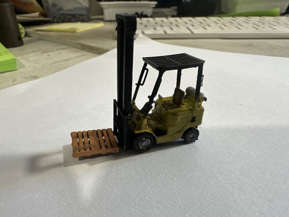 HO Scale Forklift with adjustable mast