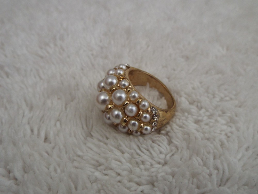 Goldtone White Bead Ring ~ Size 7 (J48)