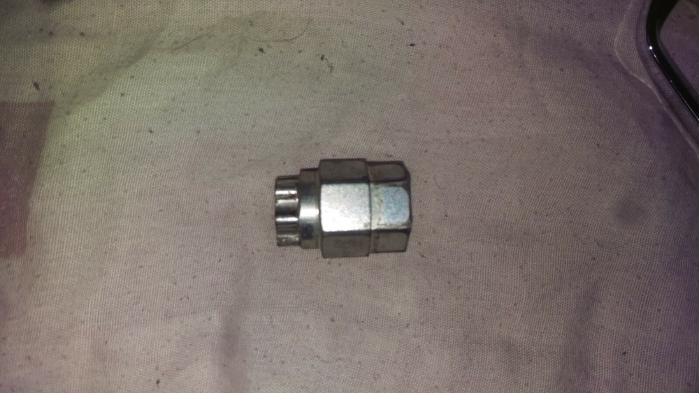 Vehicle wheel's key FOR VOLVO