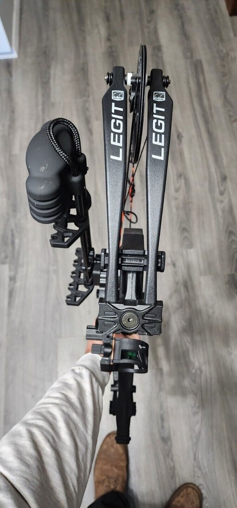 Bear Legit Compound Bow RH 14-30" 10-70# HIGHLY ADJUSTABLE!