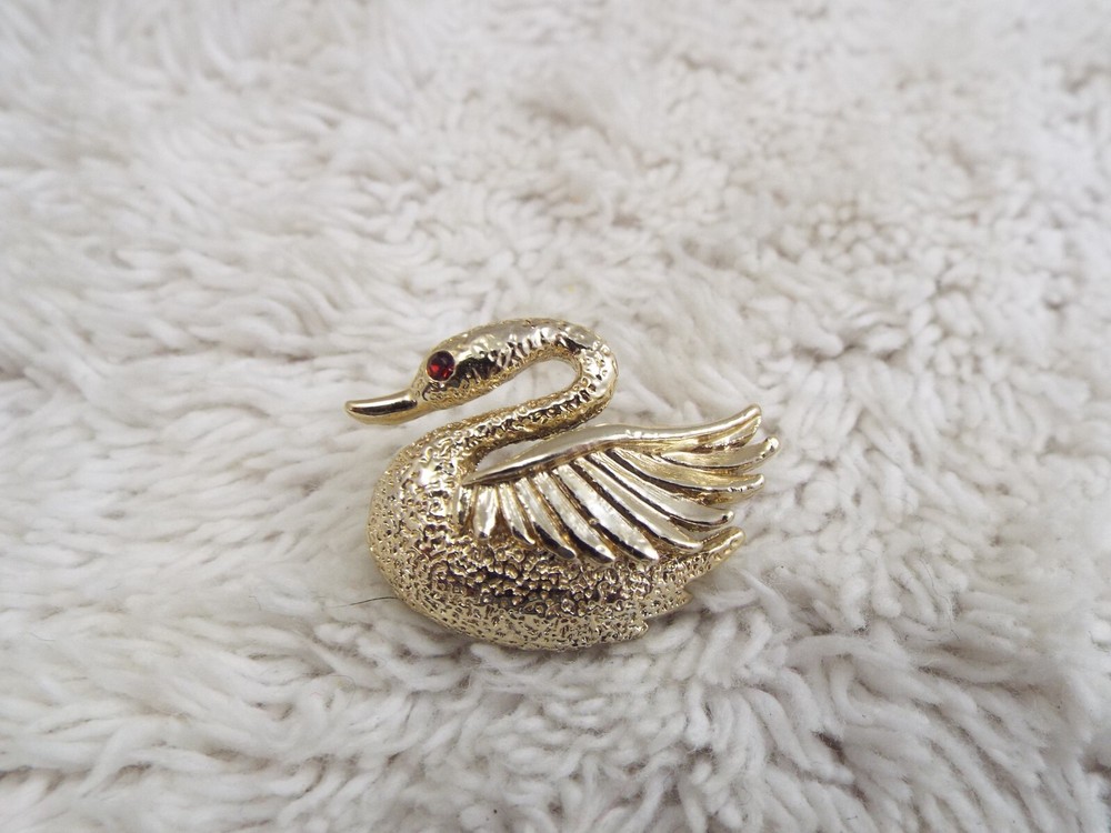 Goldtone Swan Pin (D2)