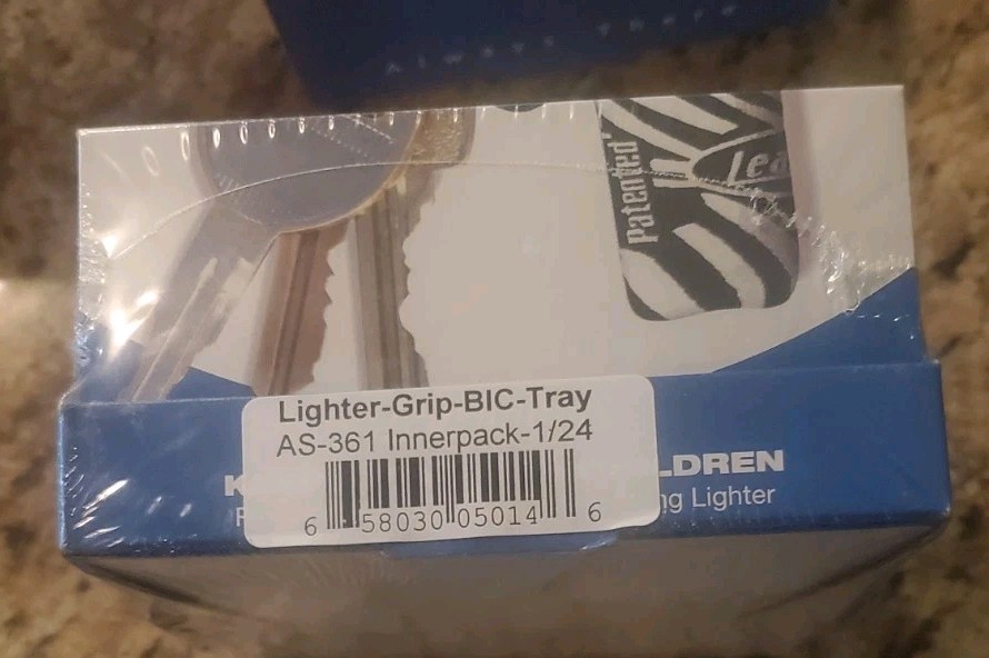 Leashables Lighter Leashes w/ lighter. Sealed NIB Assorted 24 Pack From 2001