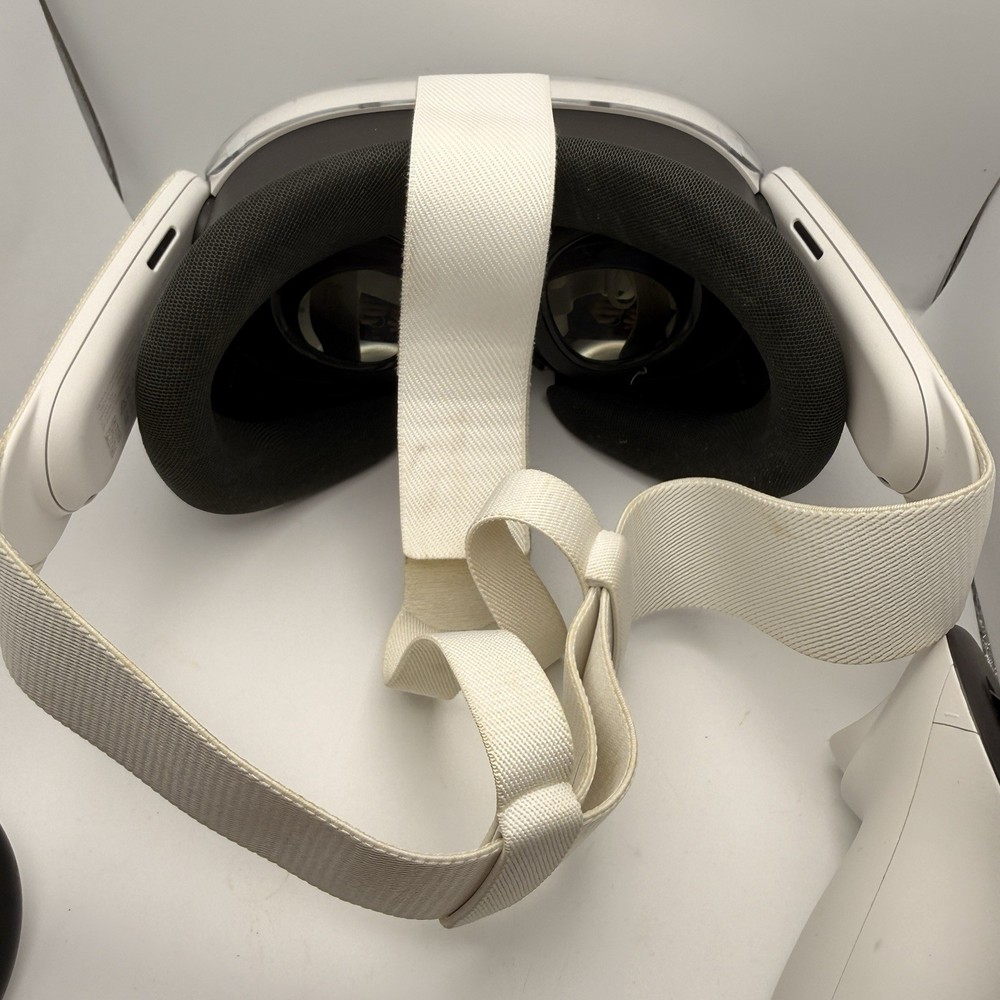 Meta Quest 3 Virtual Reality Headset 128GB White with Controllers READ!!!!