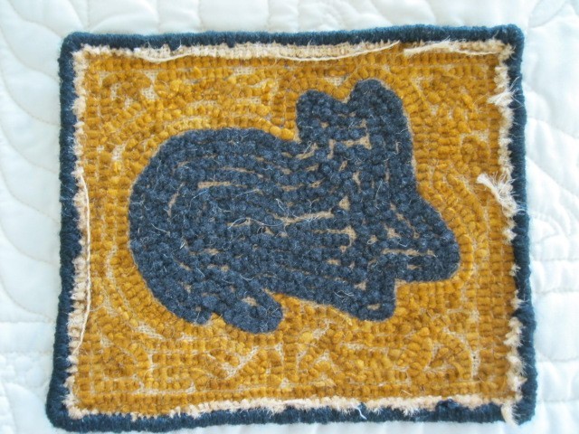 HAND HOOKED TABLE TOP MAT WITH BUNNY RABBIT DESIGN