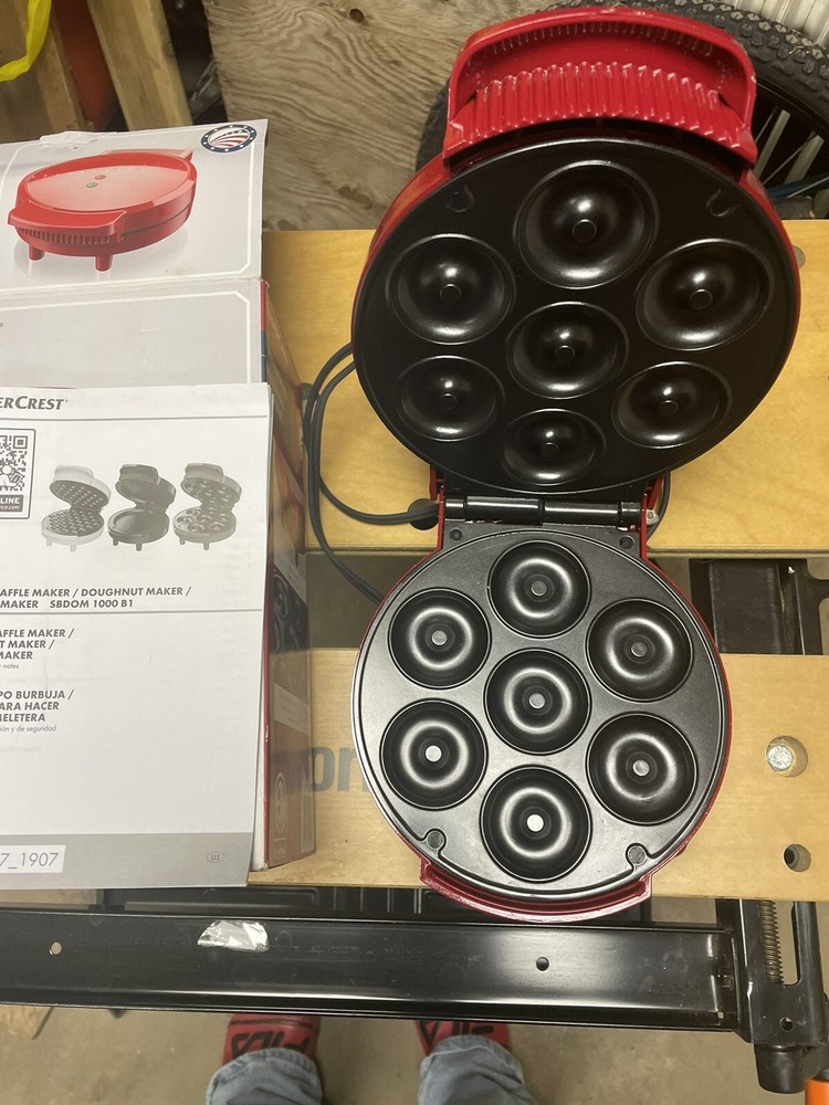 SilverCrest Kitchen Tools Doughnut Maker - 1000W - Makes 7 Doughnuts.Preowned