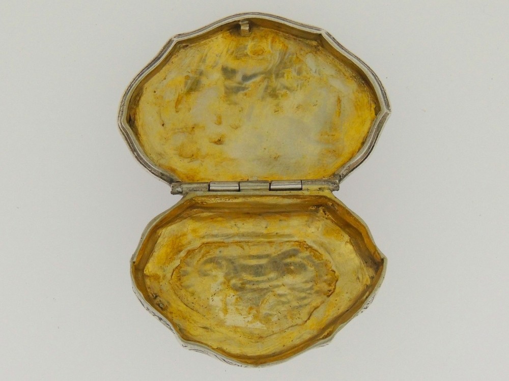 Baroque Style 800 Silver Pill Box - Dutch or German - Silber snuff patch.