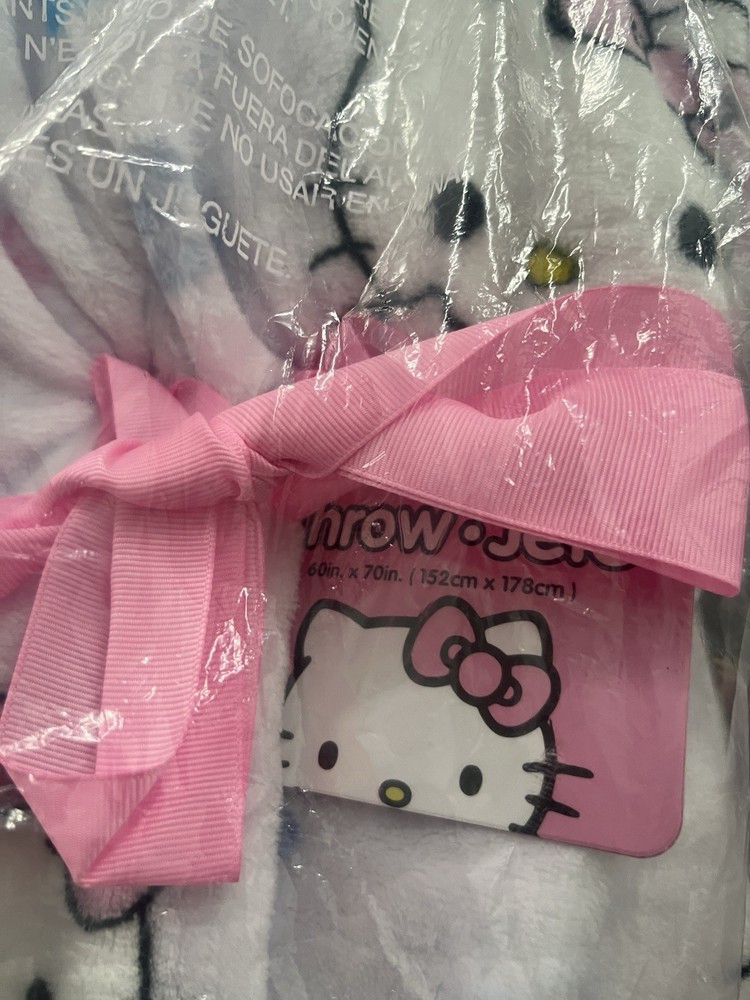 Hello Kitty Flower Picking Daisy Throw