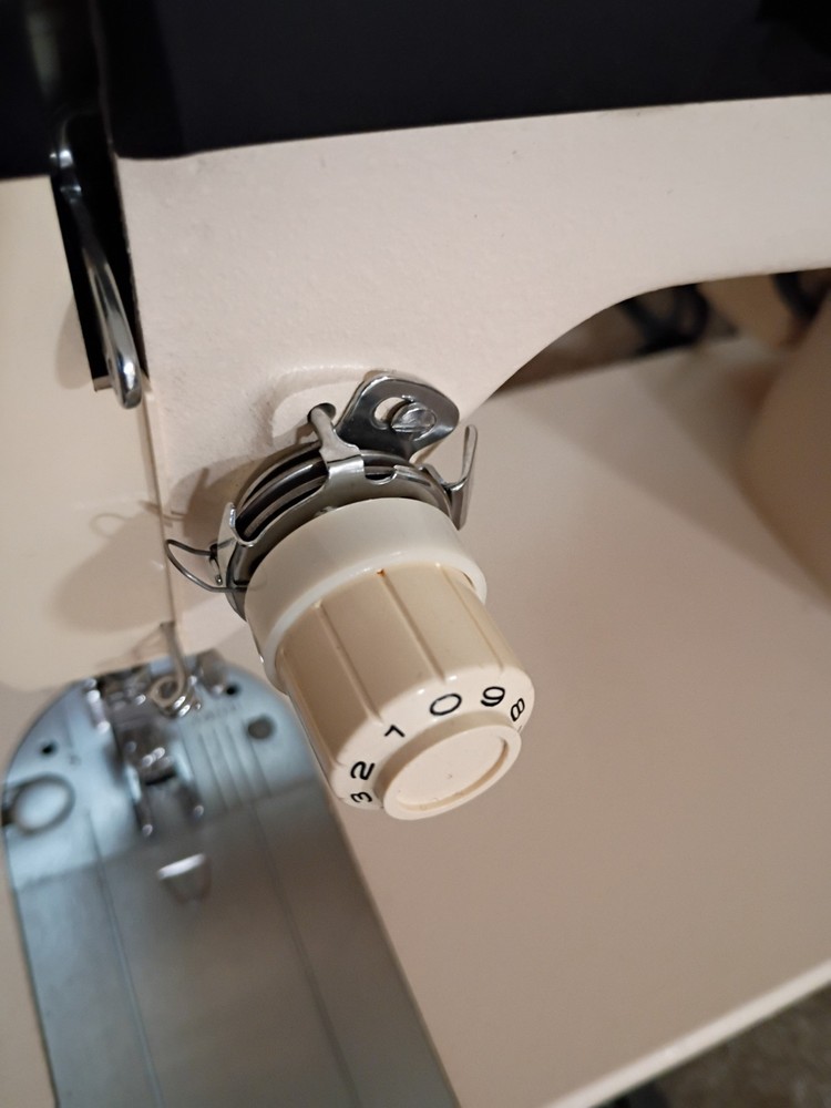 Singer 3102 White Black Household Mechanical Sewing Machine With Cover Powers On