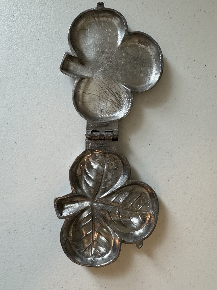 Pewter Clover Chocolate Mold 1039