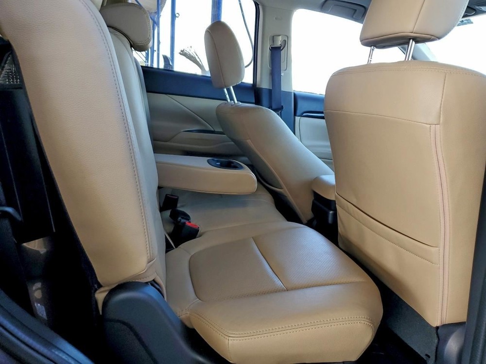OUTLANDER 2017 Glove Box 4949592